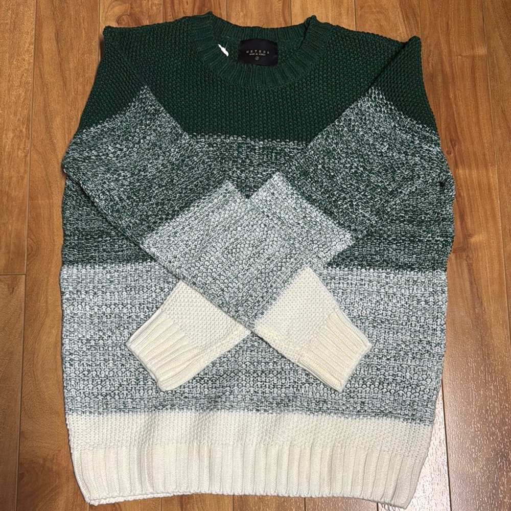 Green and White Crewneck Sweater with Geometric Pattern